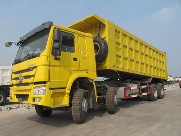 SINOTRUK Howo 8×4のisuzuのダンプ トラックは70トン30CBMダンプ箱モデルZZ3317N4667Aに荷を積みます
