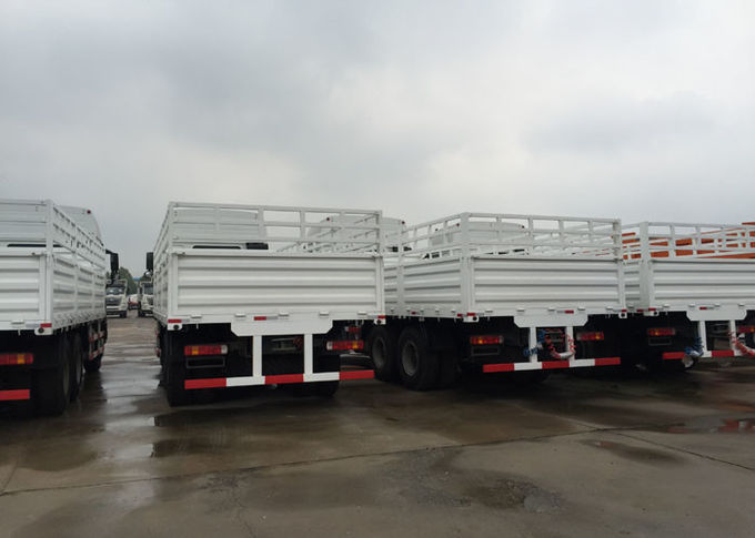 商業貨物バン25 - 30トンのLHD/RHDのユーロ2 266 - 371HP貨物自動車車