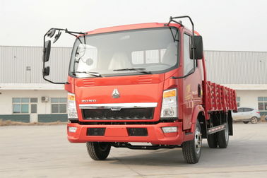 赤いHOWOの軽トラックは、軽量コマーシャル4x2を5トン容量トラックで運びます
