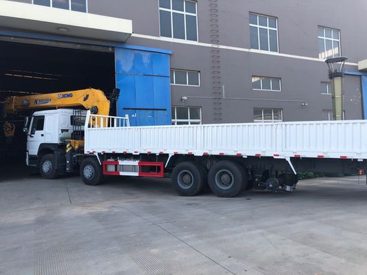 20トンのSinotruk Howo 8x4のトラックはクレーンまっすぐなブームを取付けました