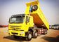 8×4 371HPの頑丈なダンプ トラックは32トン30CBMダンプ箱の白く赤く黄色い色に荷を積みます