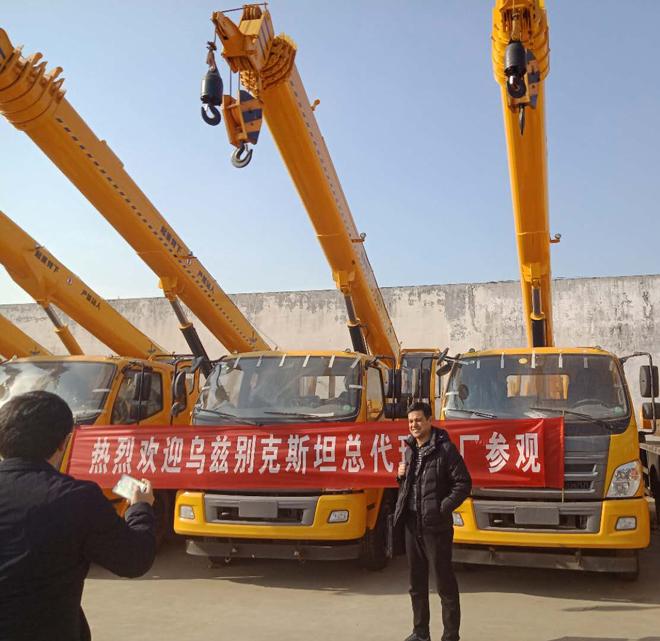 中国の上のブランドのSinotruk HOWO 6X4 10tトラックによって取付けられるクレーン10ton望遠鏡ブーム クレーン価格